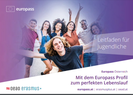 Folder Europass Leitfaden für Jugendliche. Eine Gruppe junger Menschen ist fröhlich.